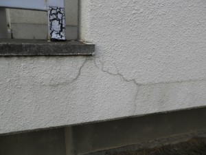 マンション補修工事|クラックが多数見られます マンション補修工事|壁面にクラックが多数見られます